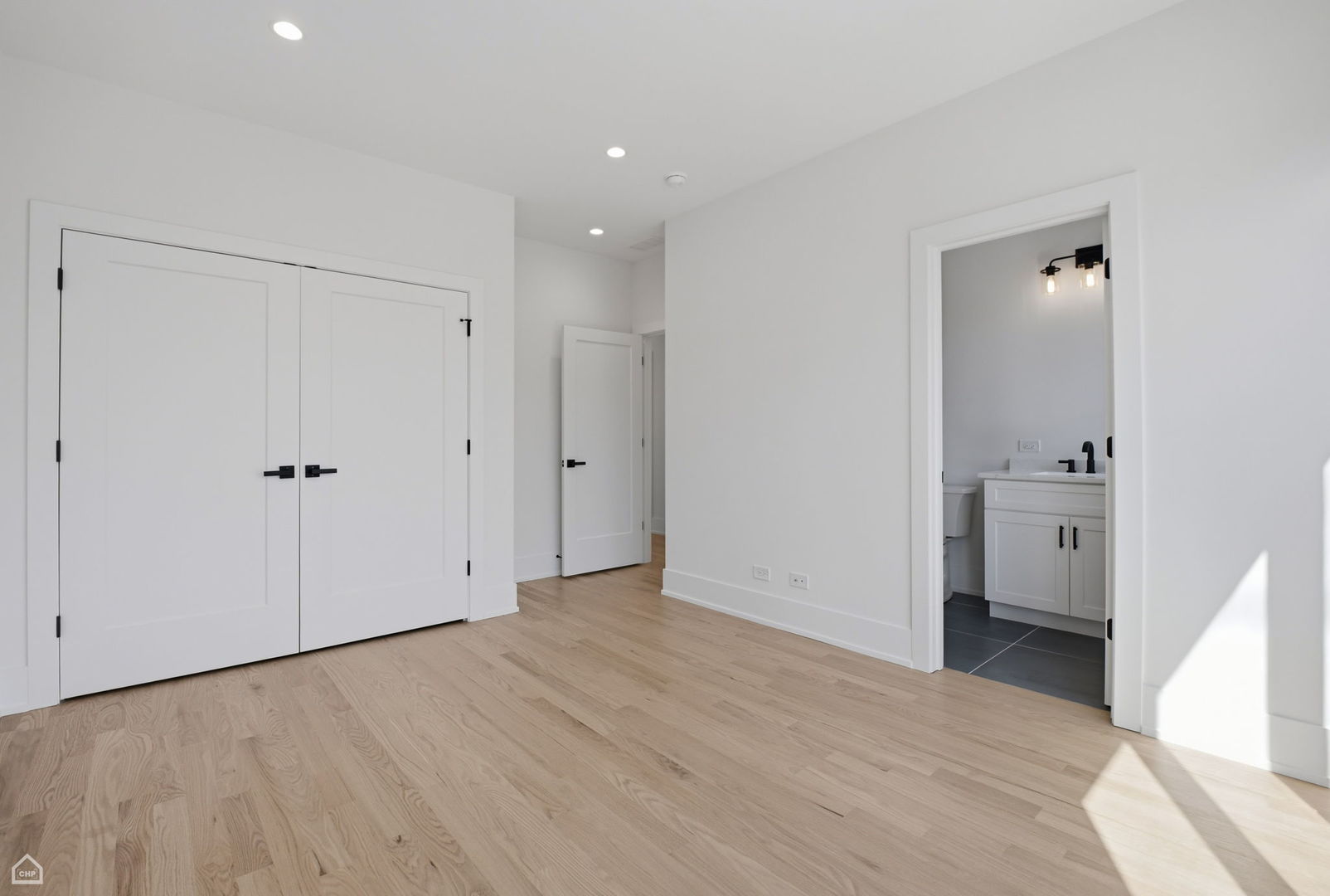 4242 N Sacramento Avenue, Chicago, IL 60618