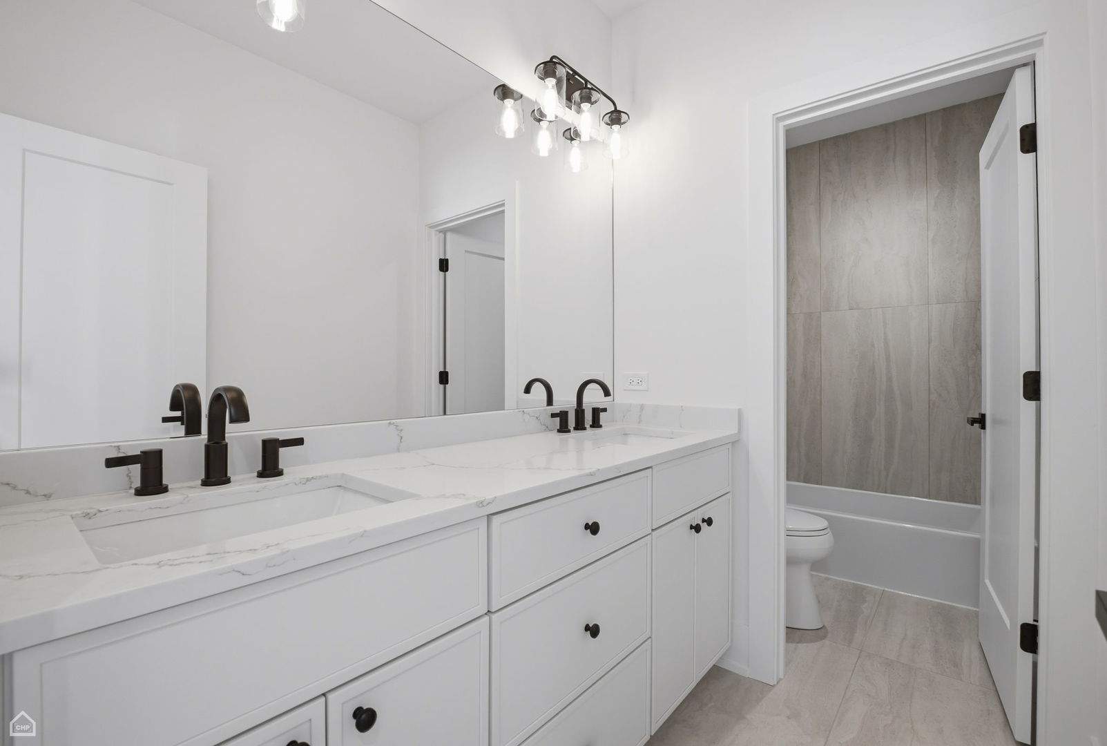 4242 N Sacramento Avenue, Chicago, IL 60618