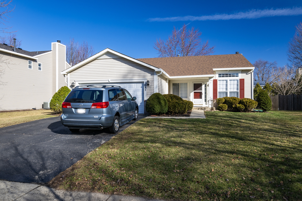 1882 Blossom Ridge Drive, Bolingbrook, IL 60490