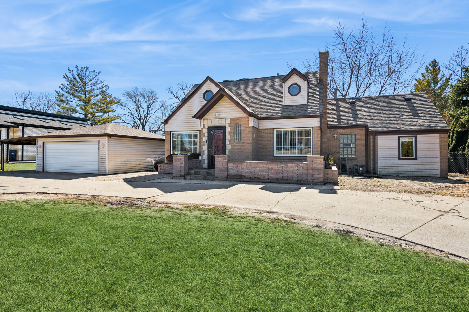 23 W ALGONQUIN Road, Des Plaines, IL 60016