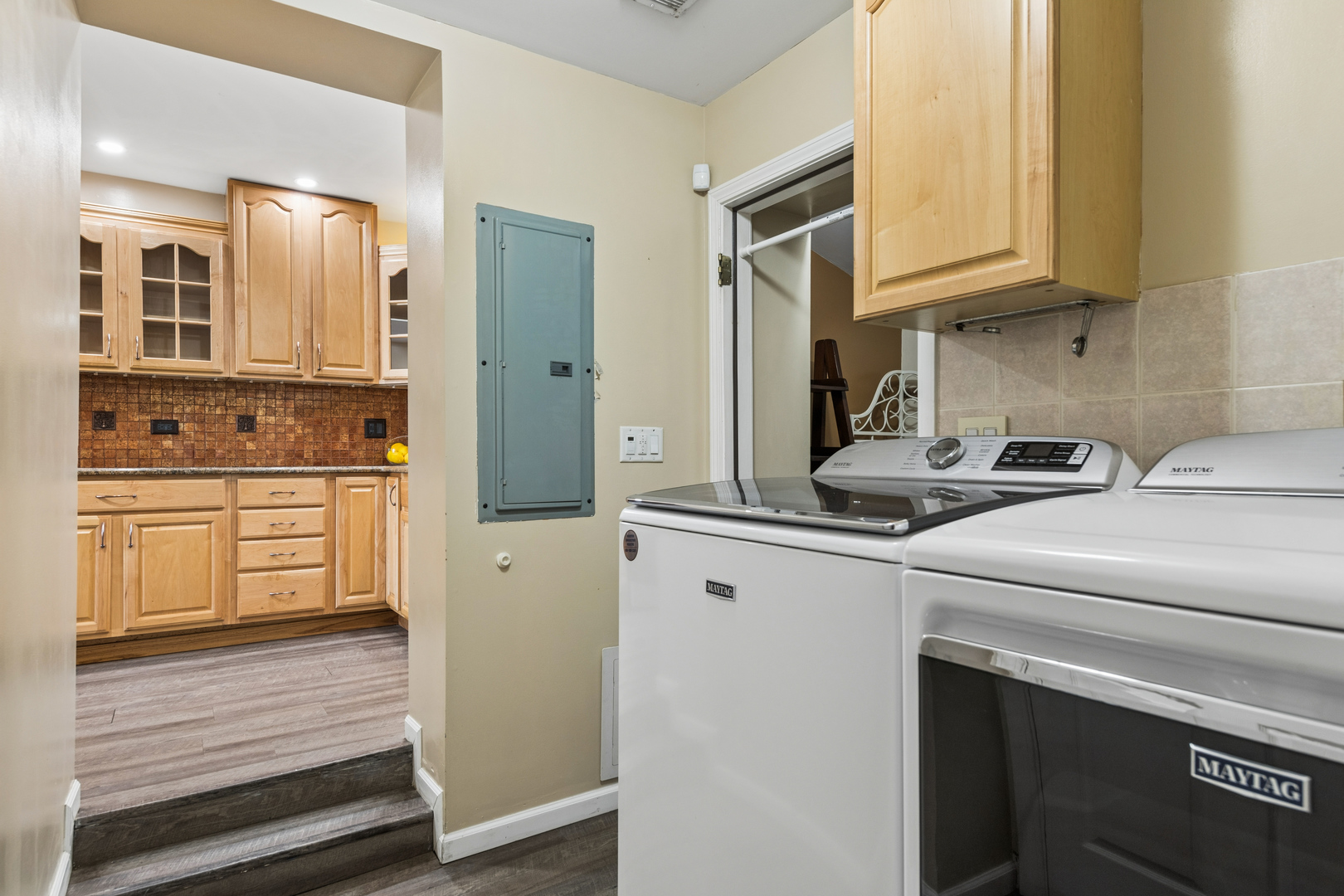 23 W ALGONQUIN Road, Des Plaines, IL 60016