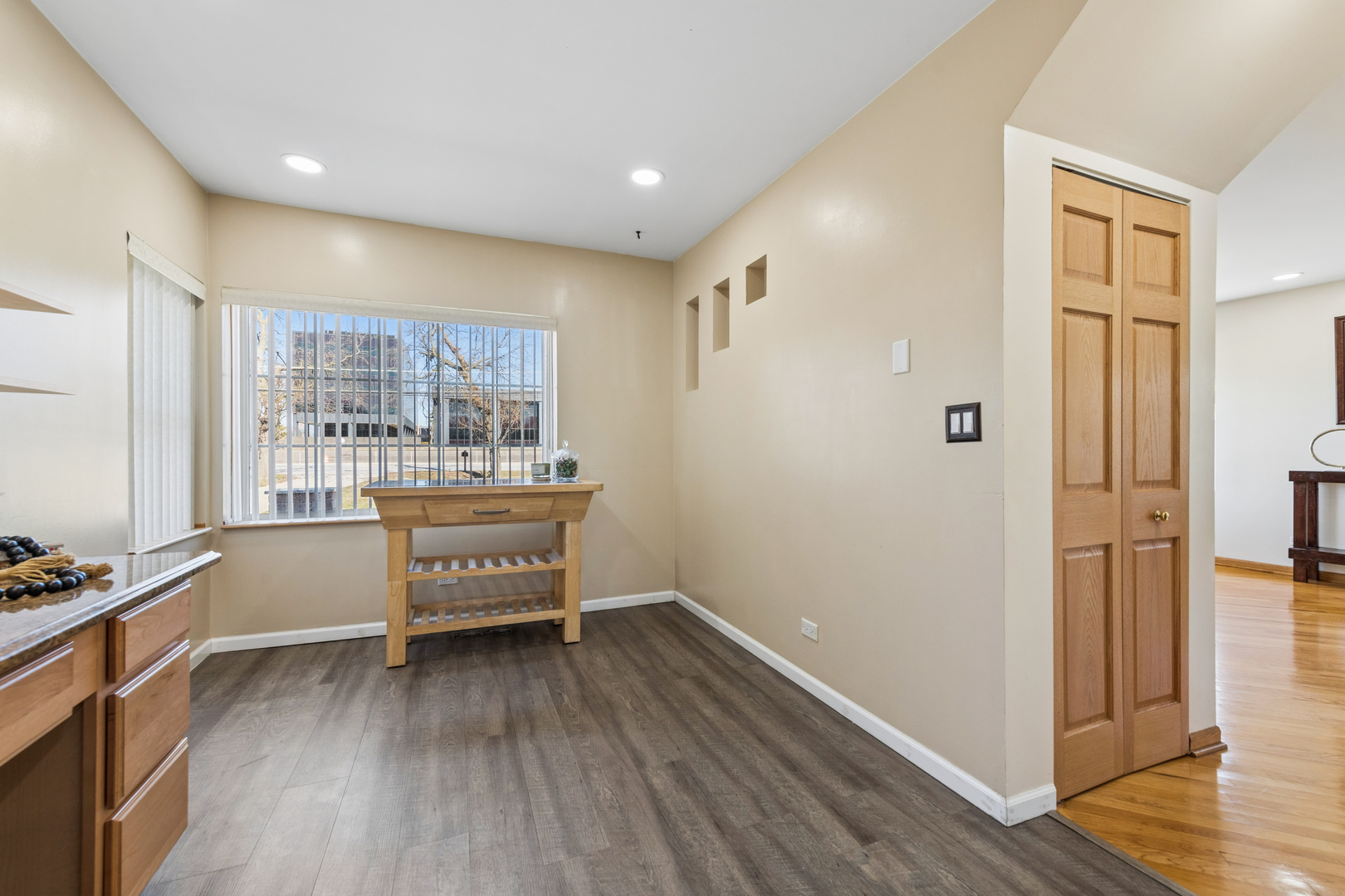 23 W ALGONQUIN Road, Des Plaines, IL 60016