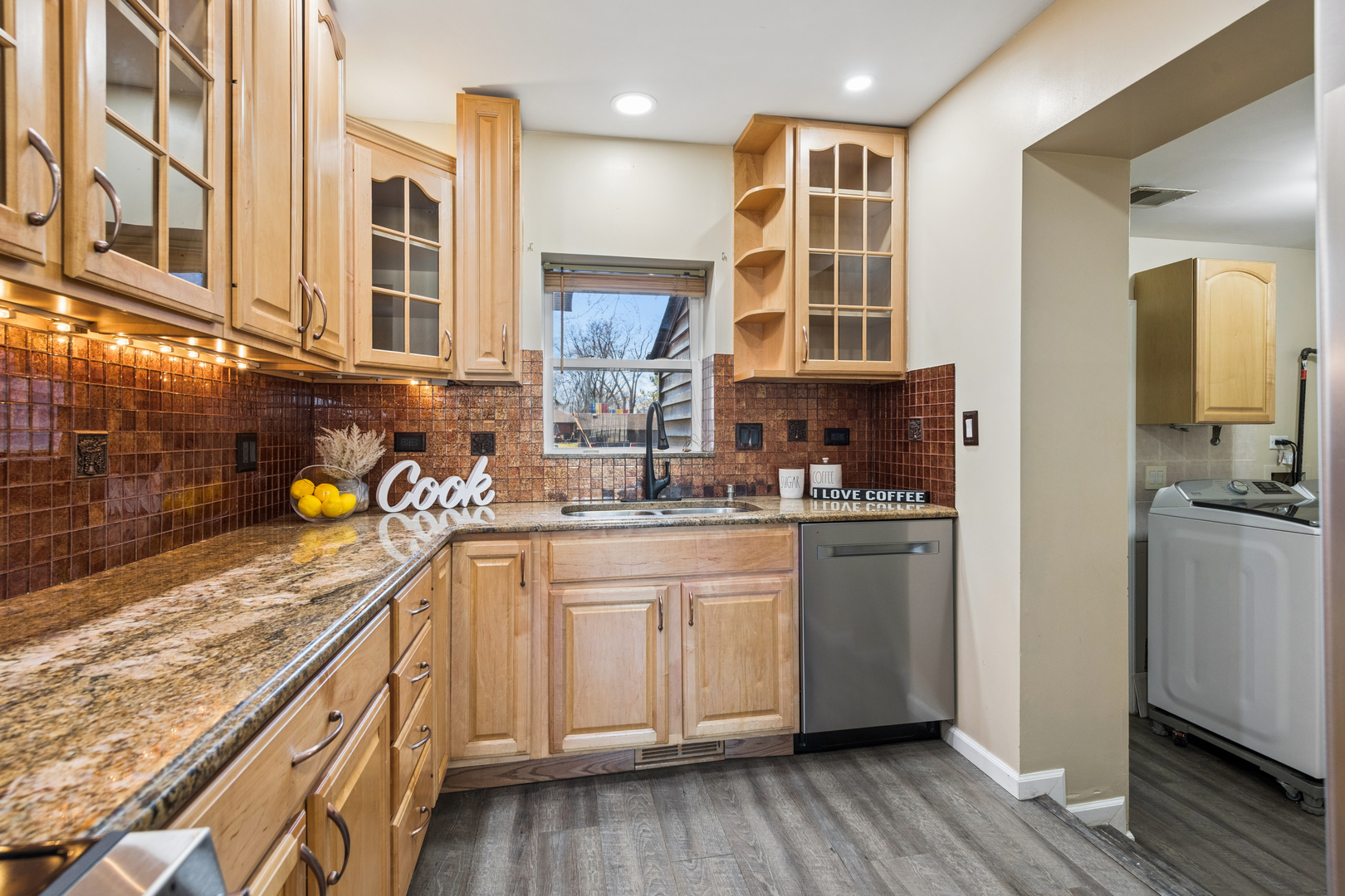 23 W ALGONQUIN Road, Des Plaines, IL 60016