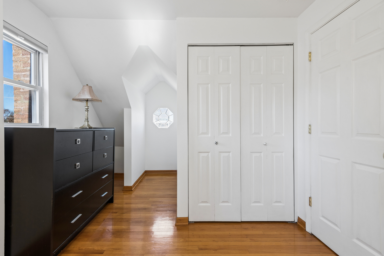 23 W ALGONQUIN Road, Des Plaines, IL 60016