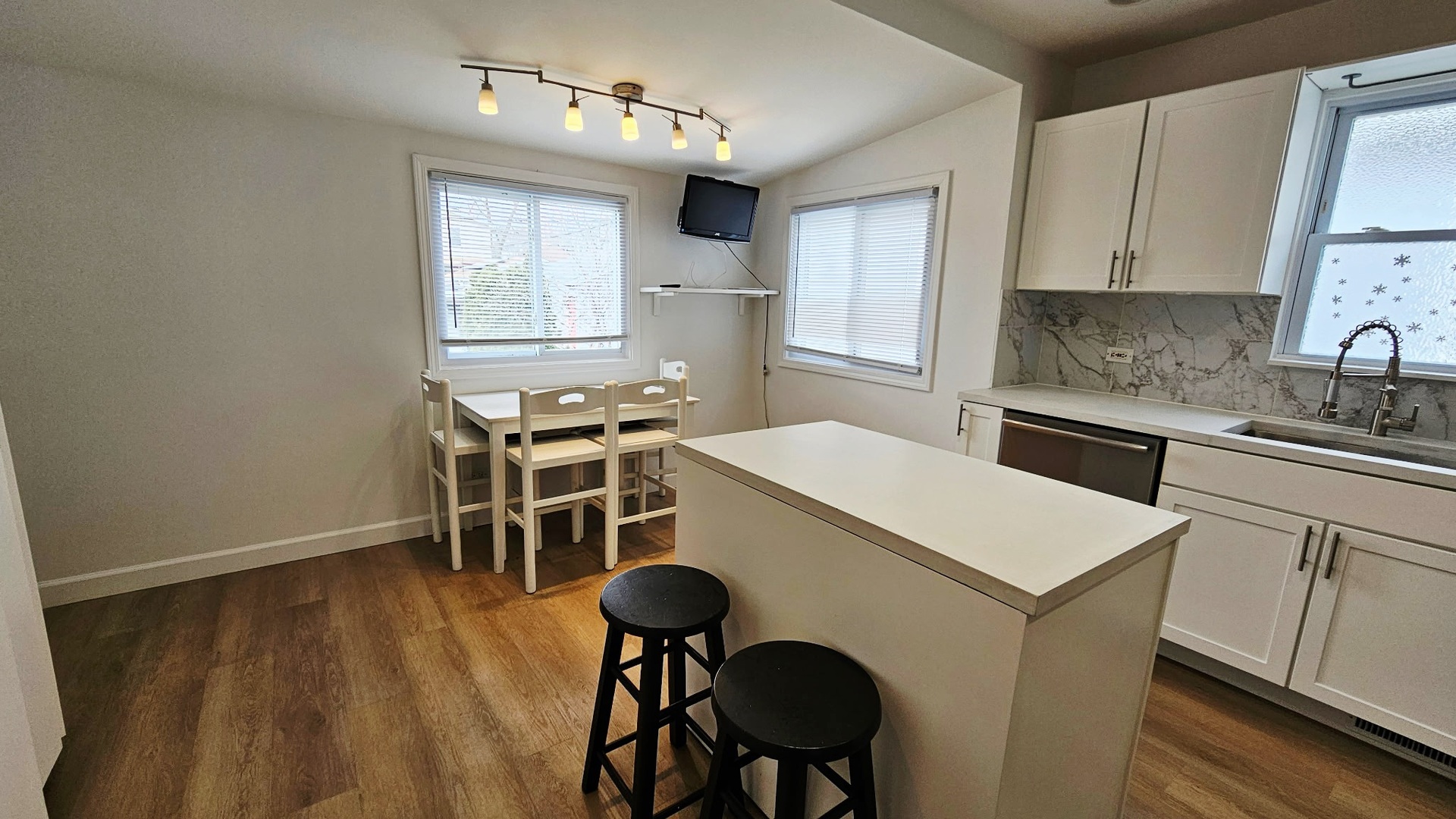 2704 N New England Avenue, Chicago, IL 60707