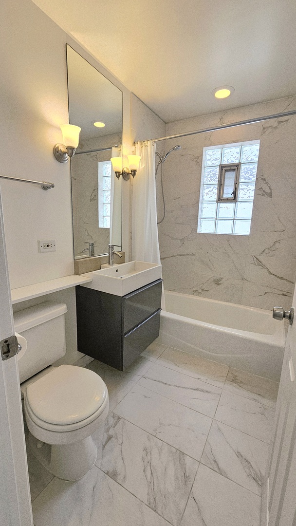 2704 N New England Avenue, Chicago, IL 60707