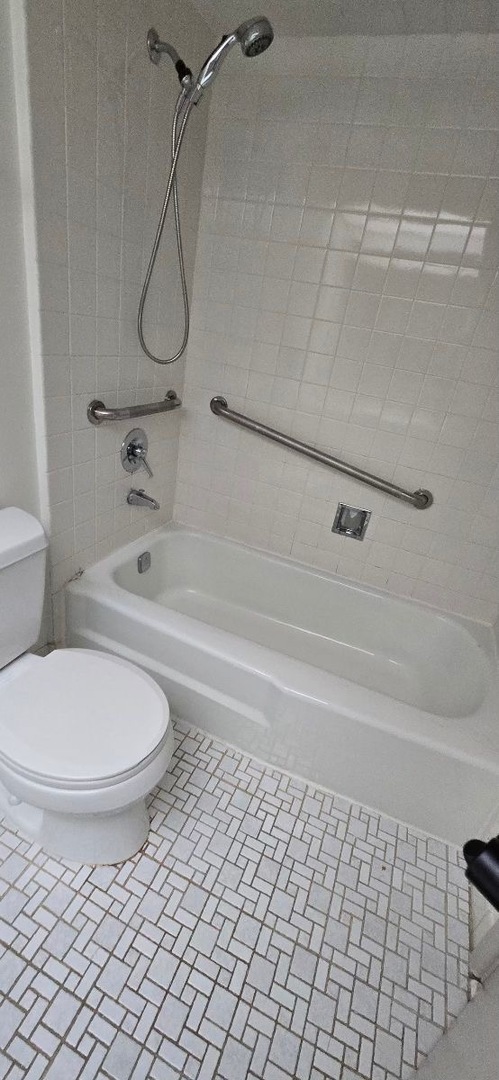 2700 Mitchell Drive #5, Woodridge, IL 60517