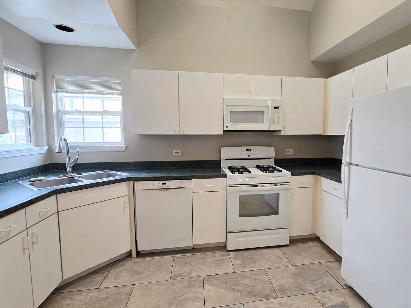 7068 S Stratton Lane, Gurnee, IL 60031