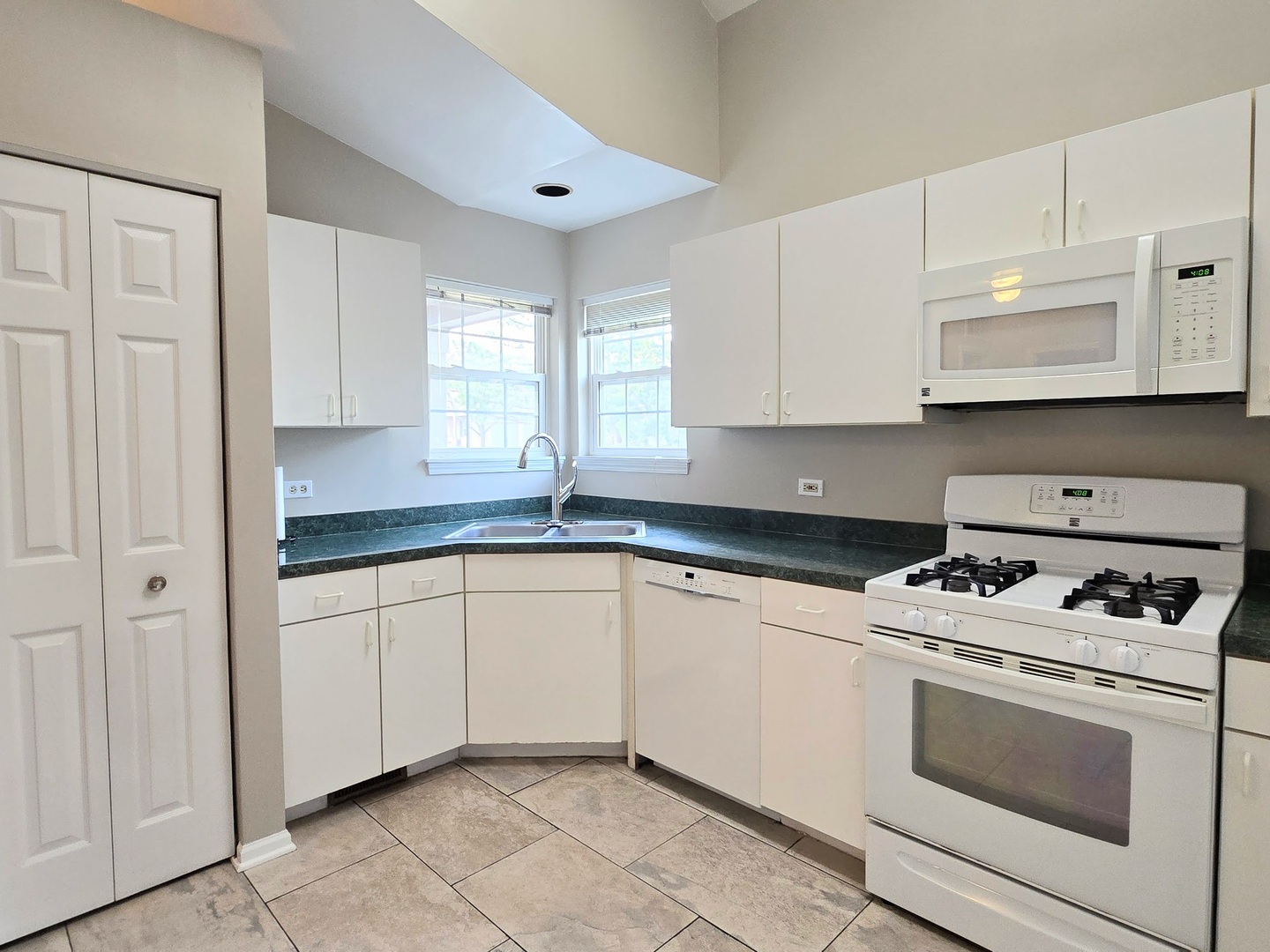 7068 S Stratton Lane, Gurnee, IL 60031