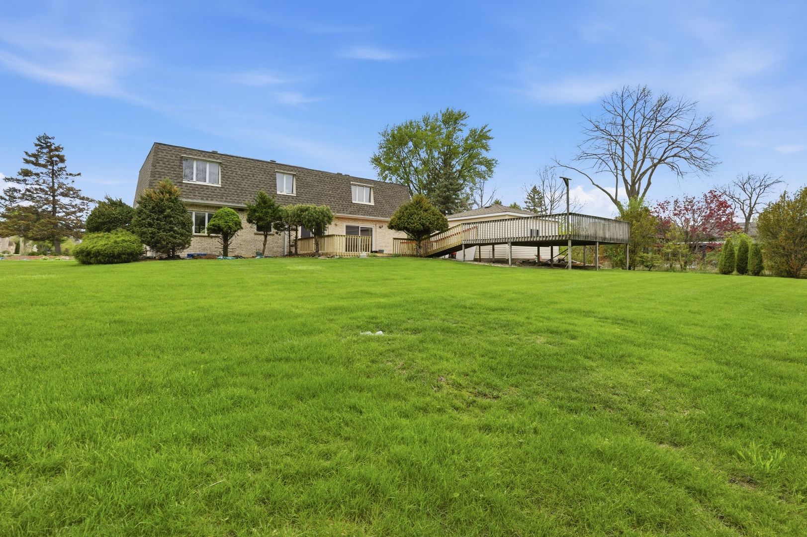 1735 Larson Lane, Roselle, IL 60172