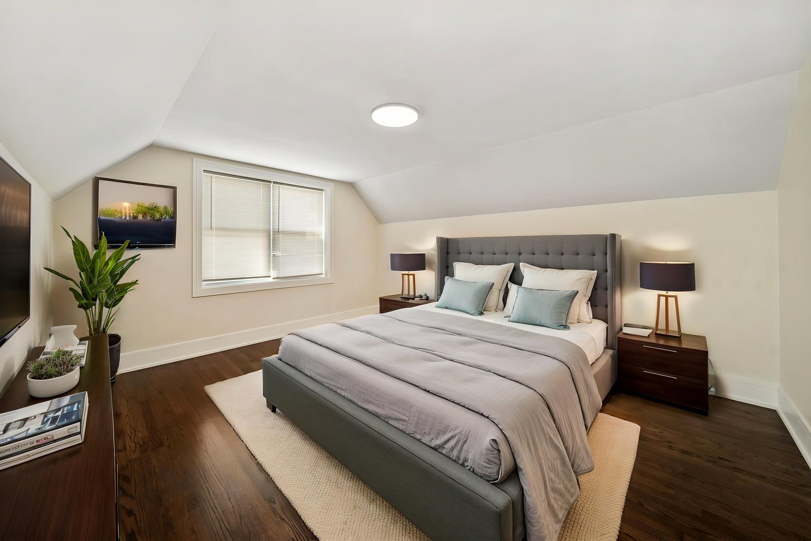 10235 S Rhodes Avenue, Chicago, IL 60628