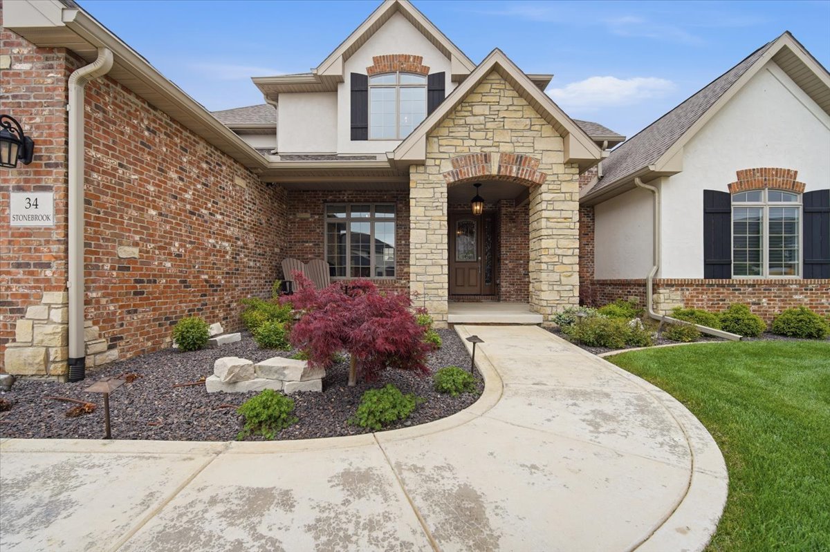 34 Stonebrook Court, Bloomington, IL 61704