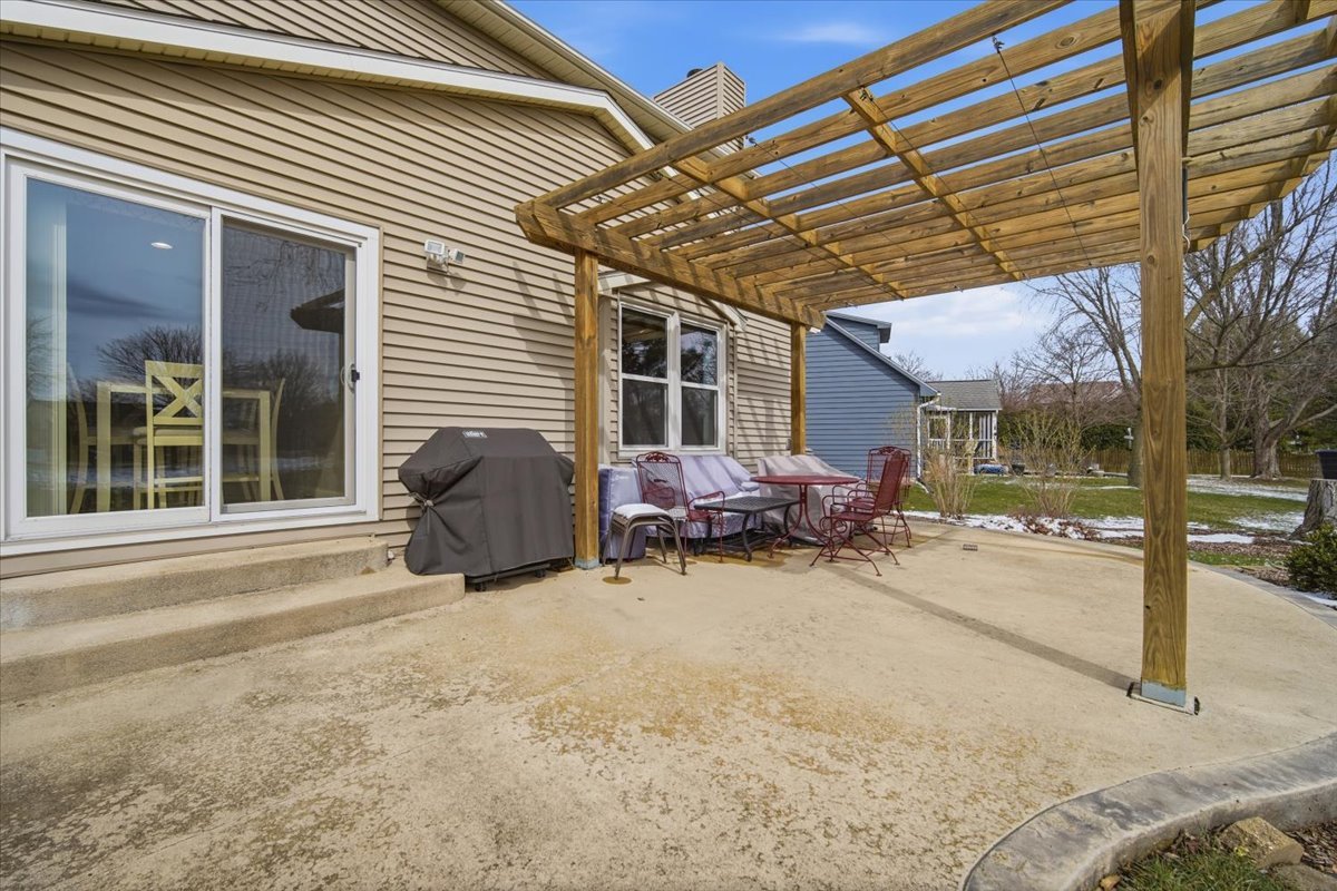 211 Lake Shore Circle, Bloomington, IL 61704