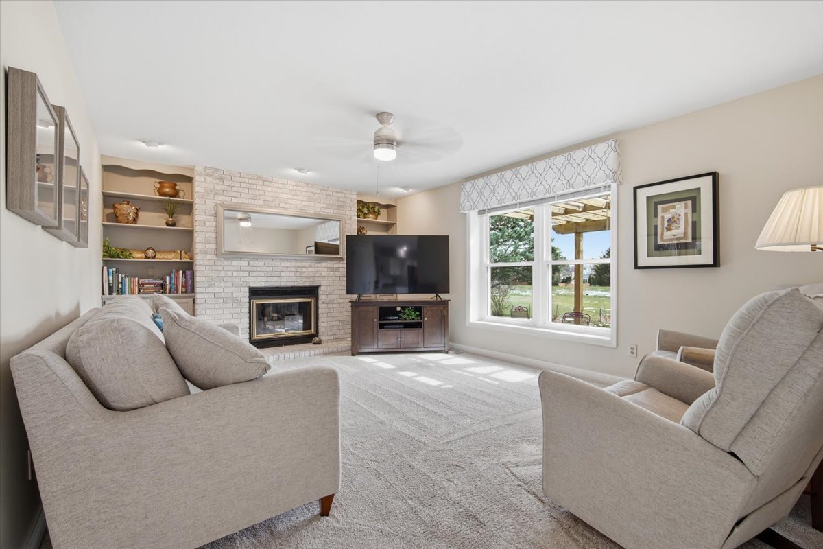 211 Lake Shore Circle, Bloomington, IL 61704