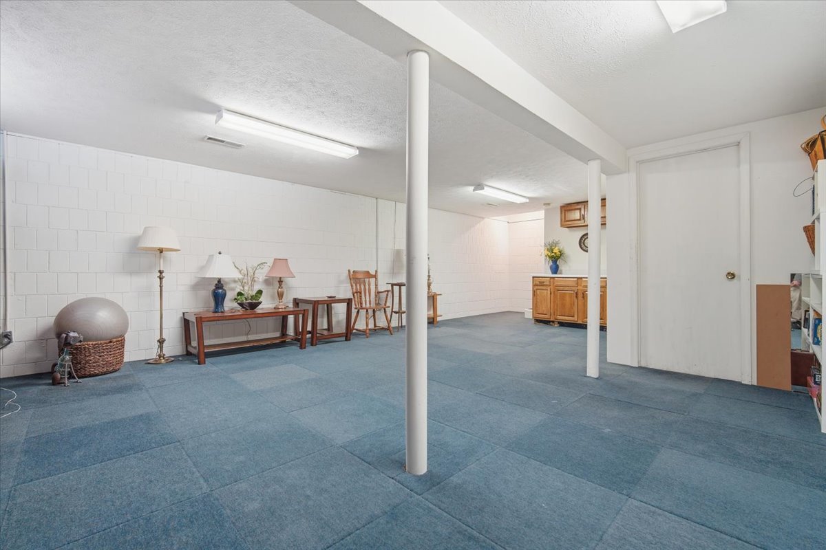 211 Lake Shore Circle, Bloomington, IL 61704