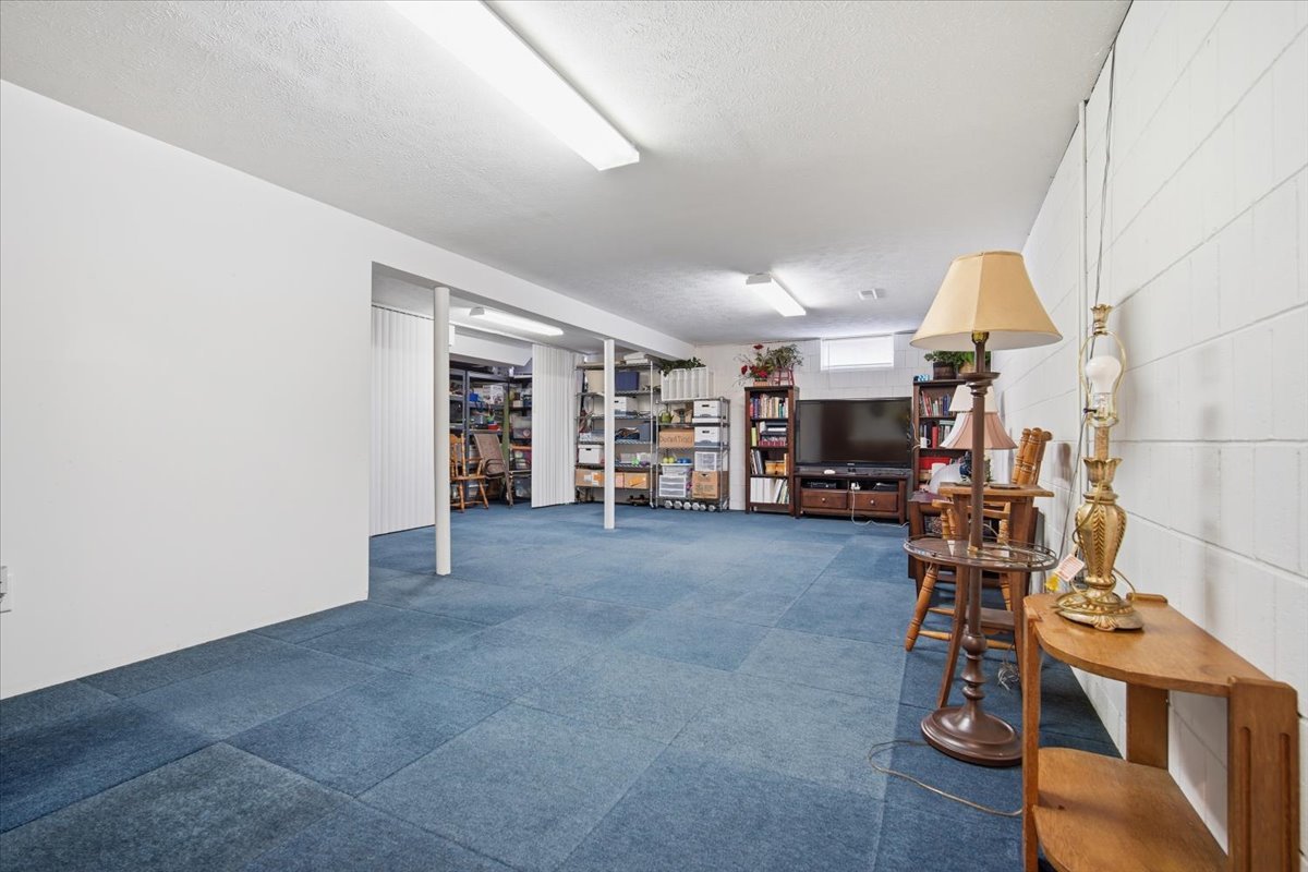 211 Lake Shore Circle, Bloomington, IL 61704