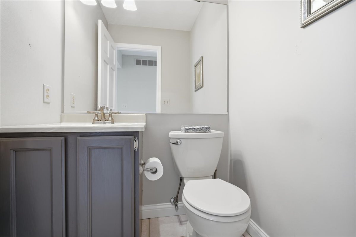 211 Lake Shore Circle, Bloomington, IL 61704