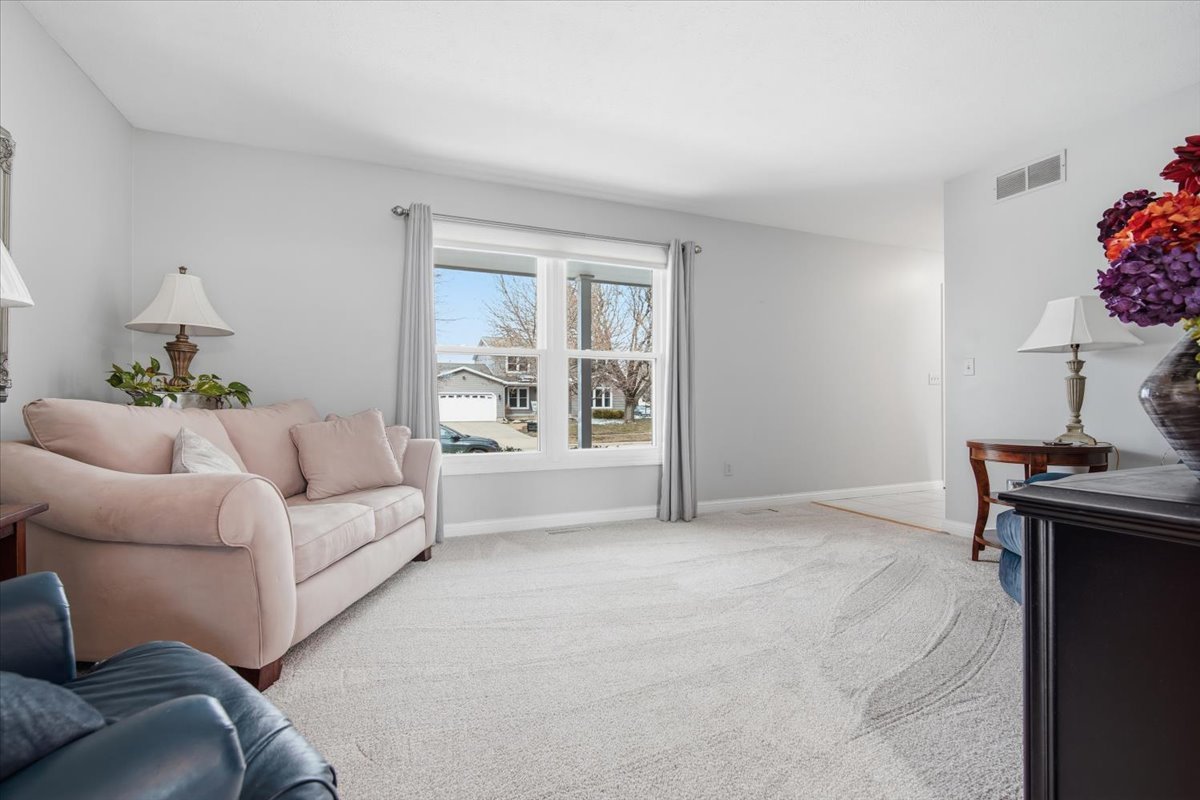 211 Lake Shore Circle, Bloomington, IL 61704