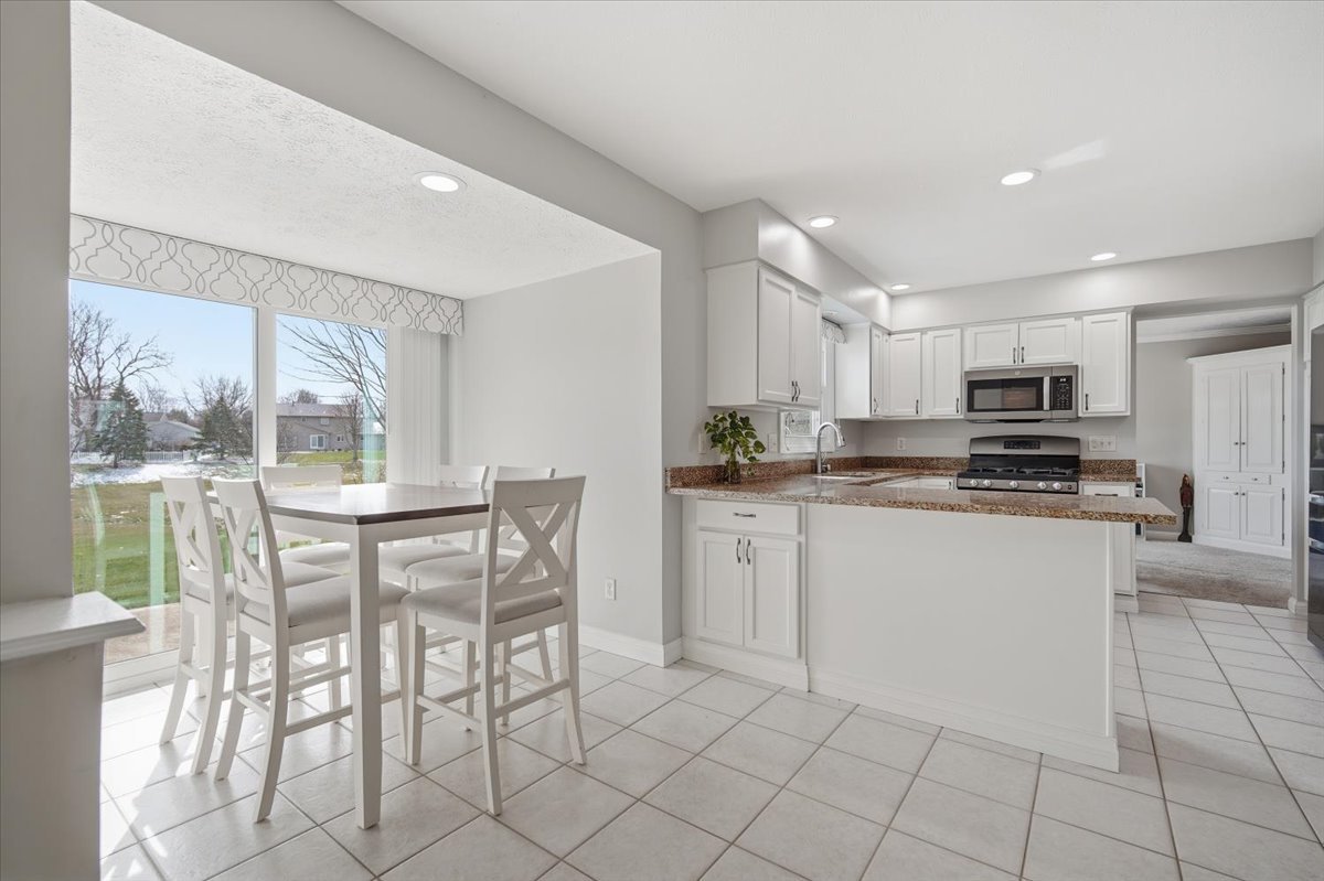 211 Lake Shore Circle, Bloomington, IL 61704