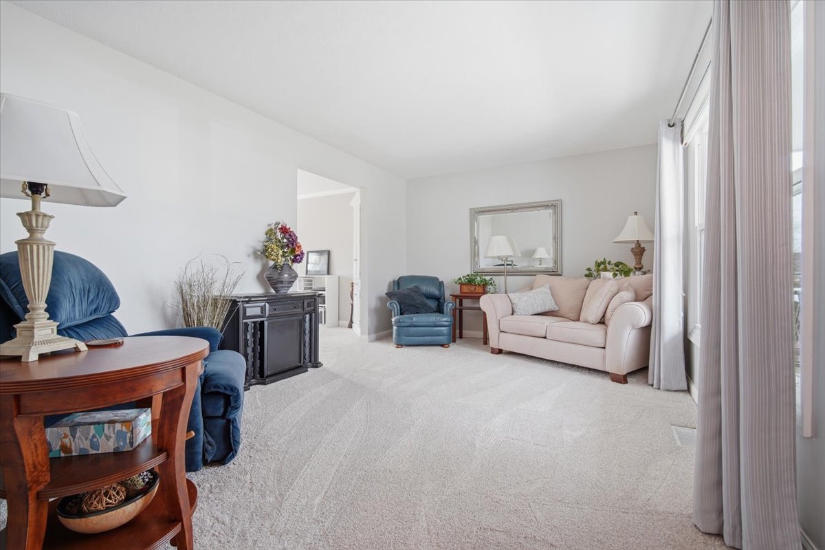 211 Lake Shore Circle, Bloomington, IL 61704