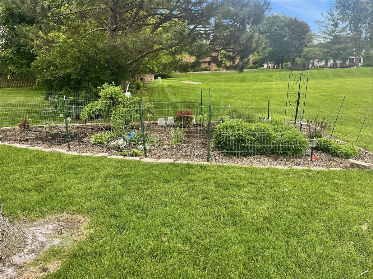 211 Lake Shore Circle, Bloomington, IL 61704