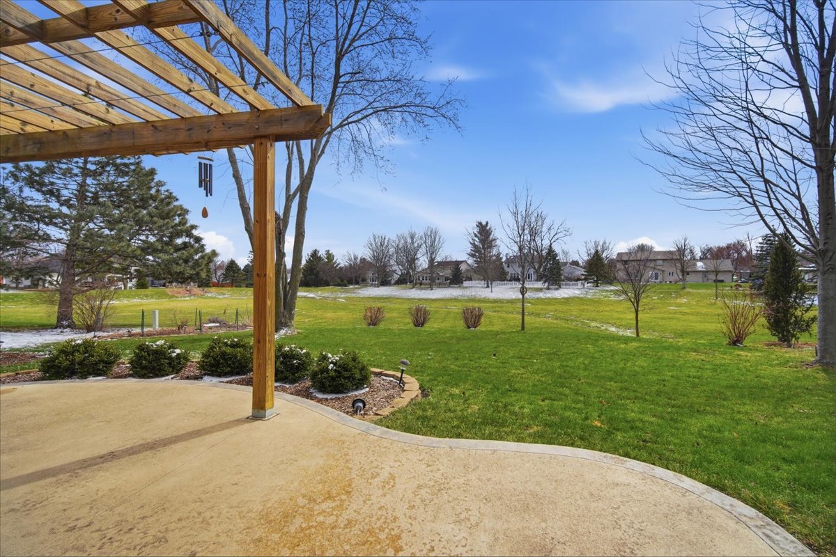 211 Lake Shore Circle, Bloomington, IL 61704