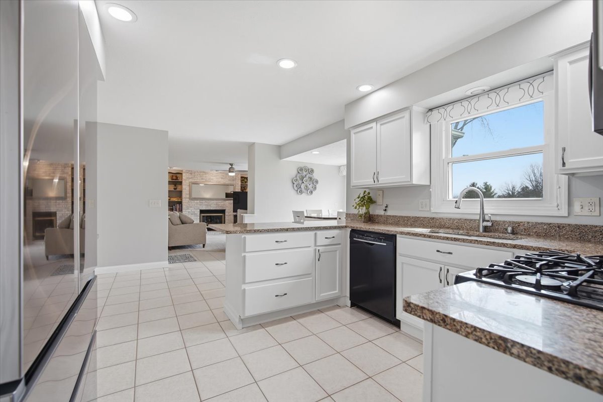 211 Lake Shore Circle, Bloomington, IL 61704