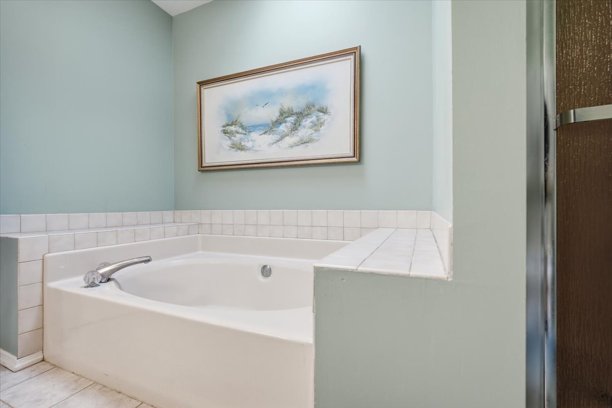 211 Lake Shore Circle, Bloomington, IL 61704