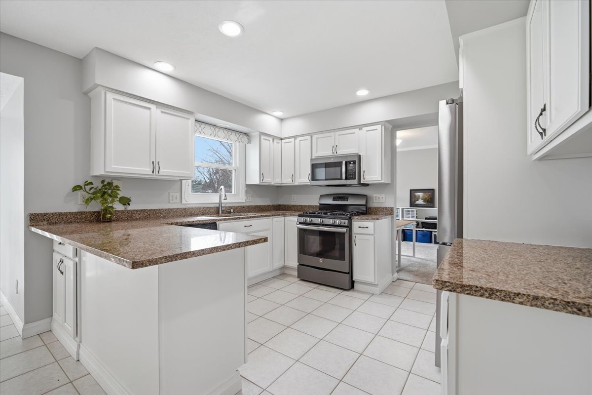 211 Lake Shore Circle, Bloomington, IL 61704