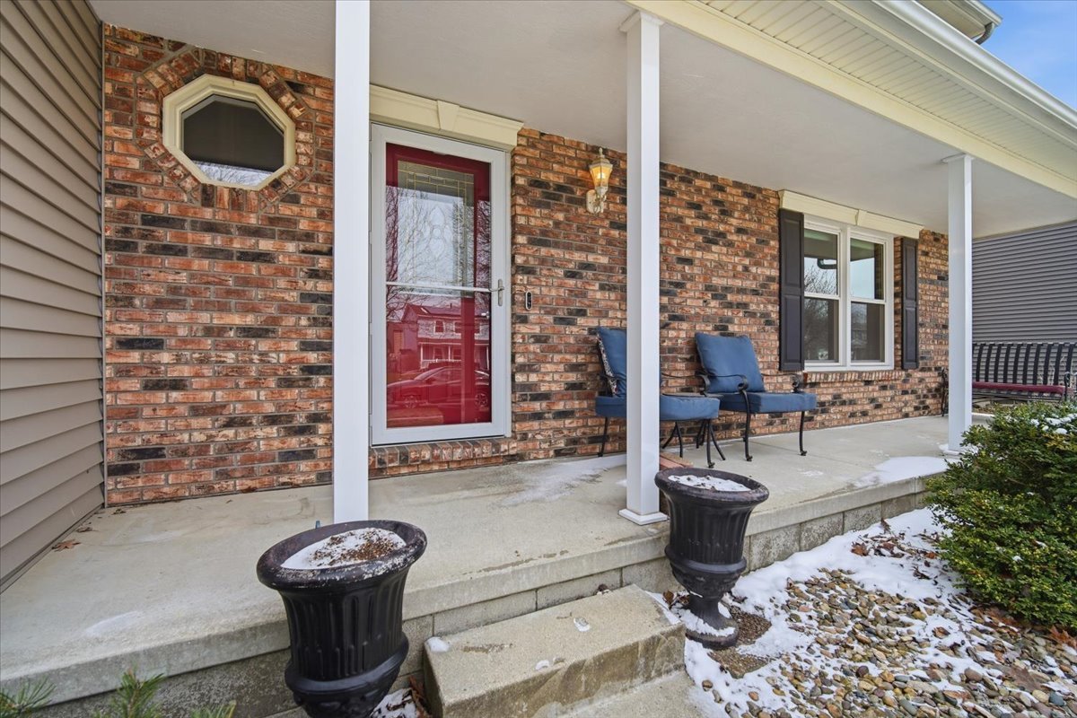 211 Lake Shore Circle, Bloomington, IL 61704