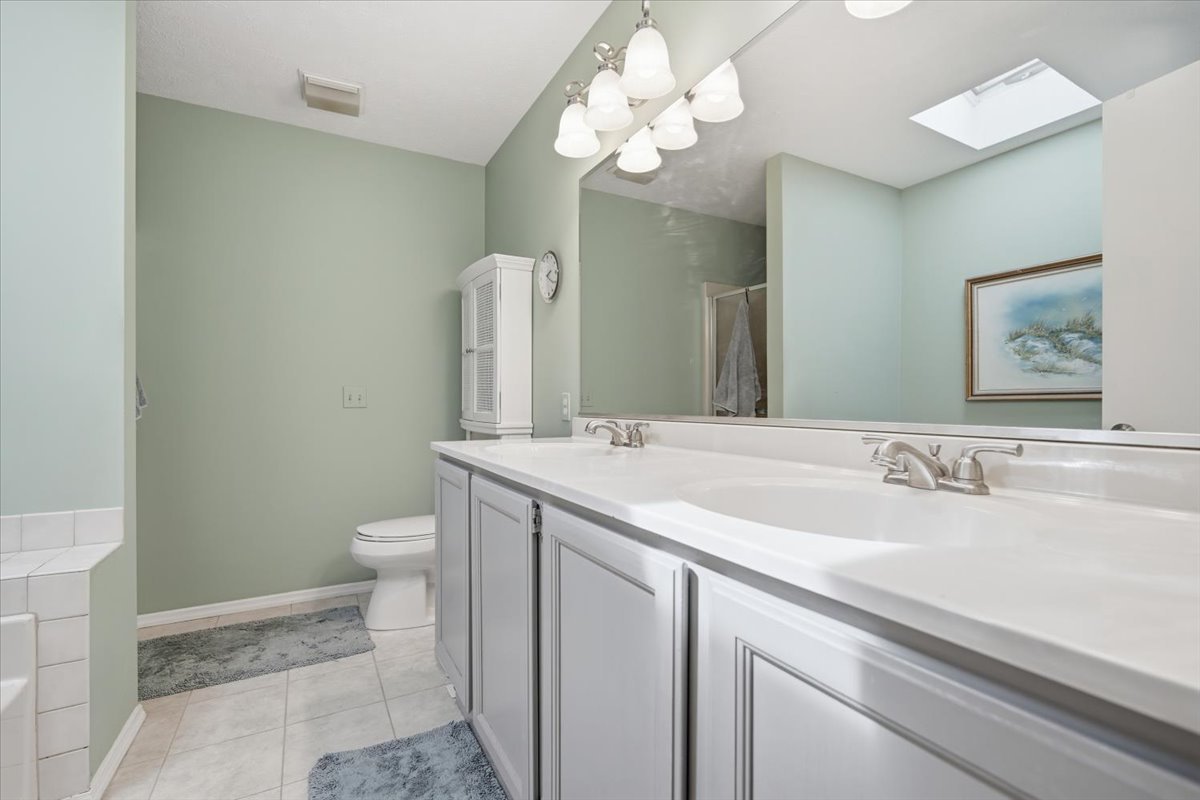 211 Lake Shore Circle, Bloomington, IL 61704