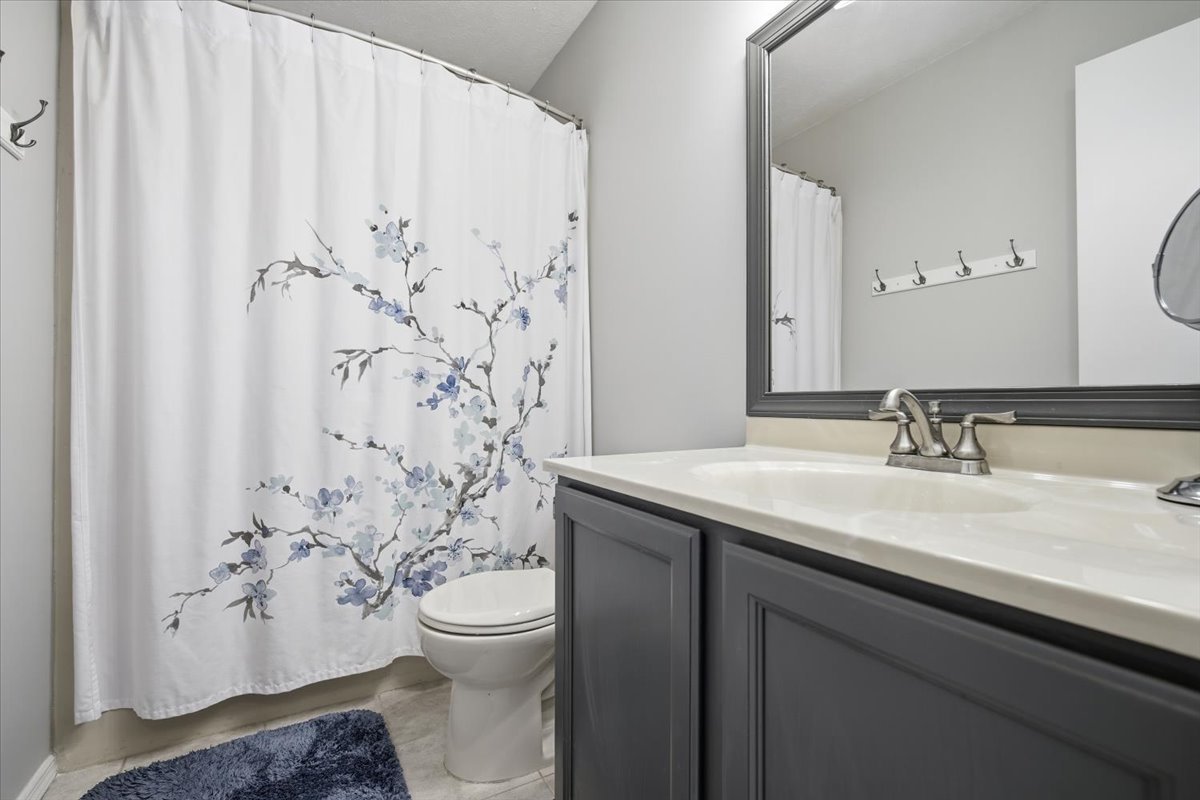 211 Lake Shore Circle, Bloomington, IL 61704