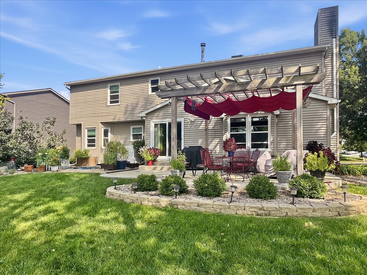 211 Lake Shore Circle, Bloomington, IL 61704