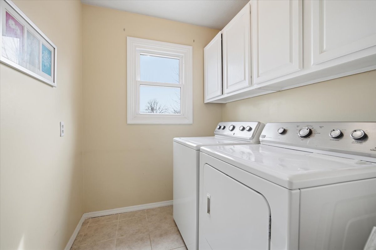 211 Lake Shore Circle, Bloomington, IL 61704