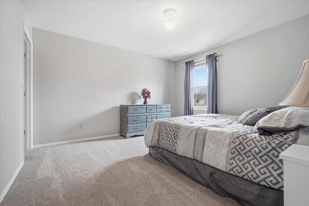 211 Lake Shore Circle, Bloomington, IL 61704