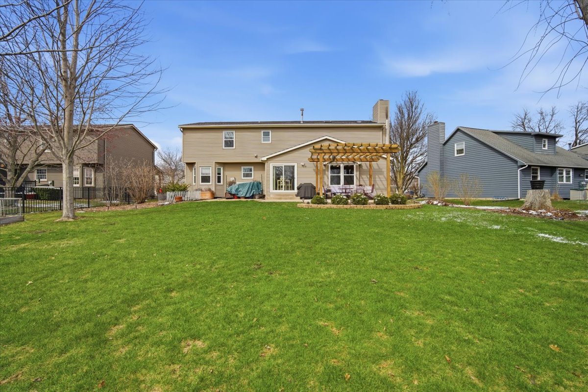 211 Lake Shore Circle, Bloomington, IL 61704