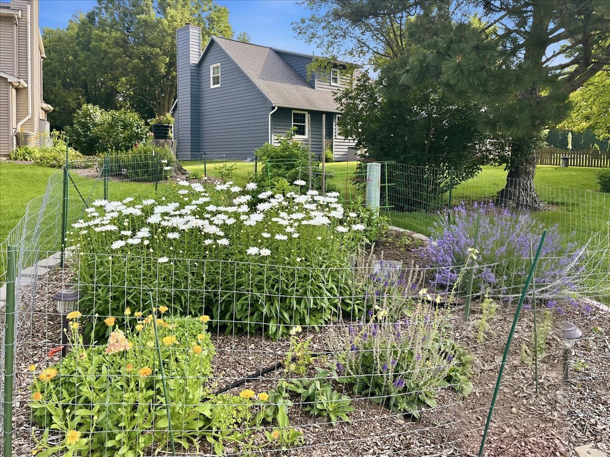 211 Lake Shore Circle, Bloomington, IL 61704