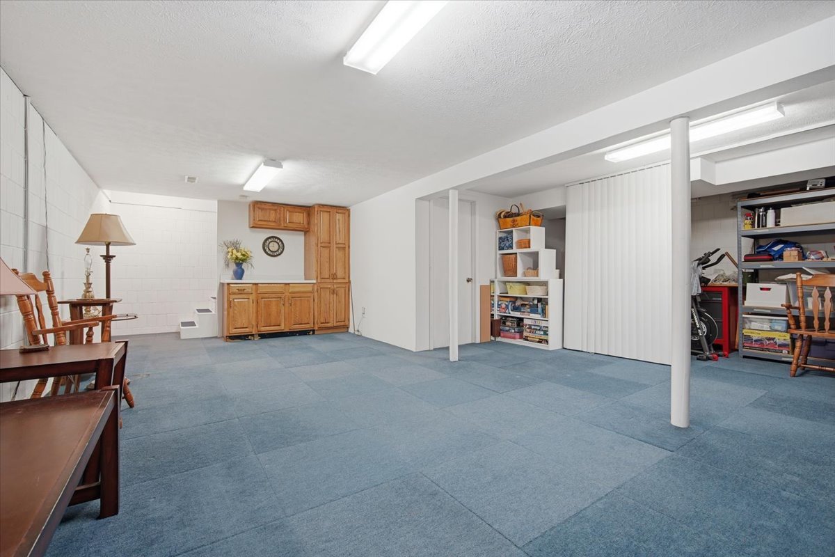 211 Lake Shore Circle, Bloomington, IL 61704