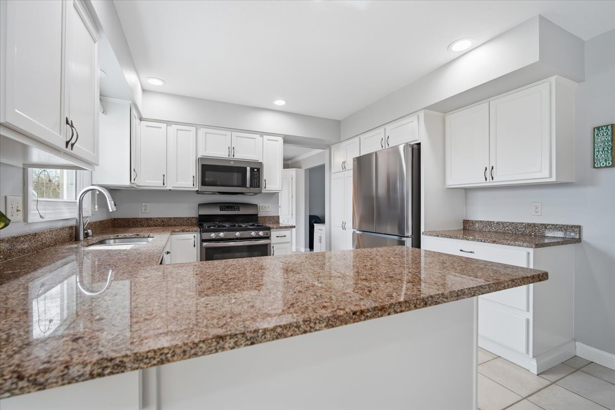 211 Lake Shore Circle, Bloomington, IL 61704