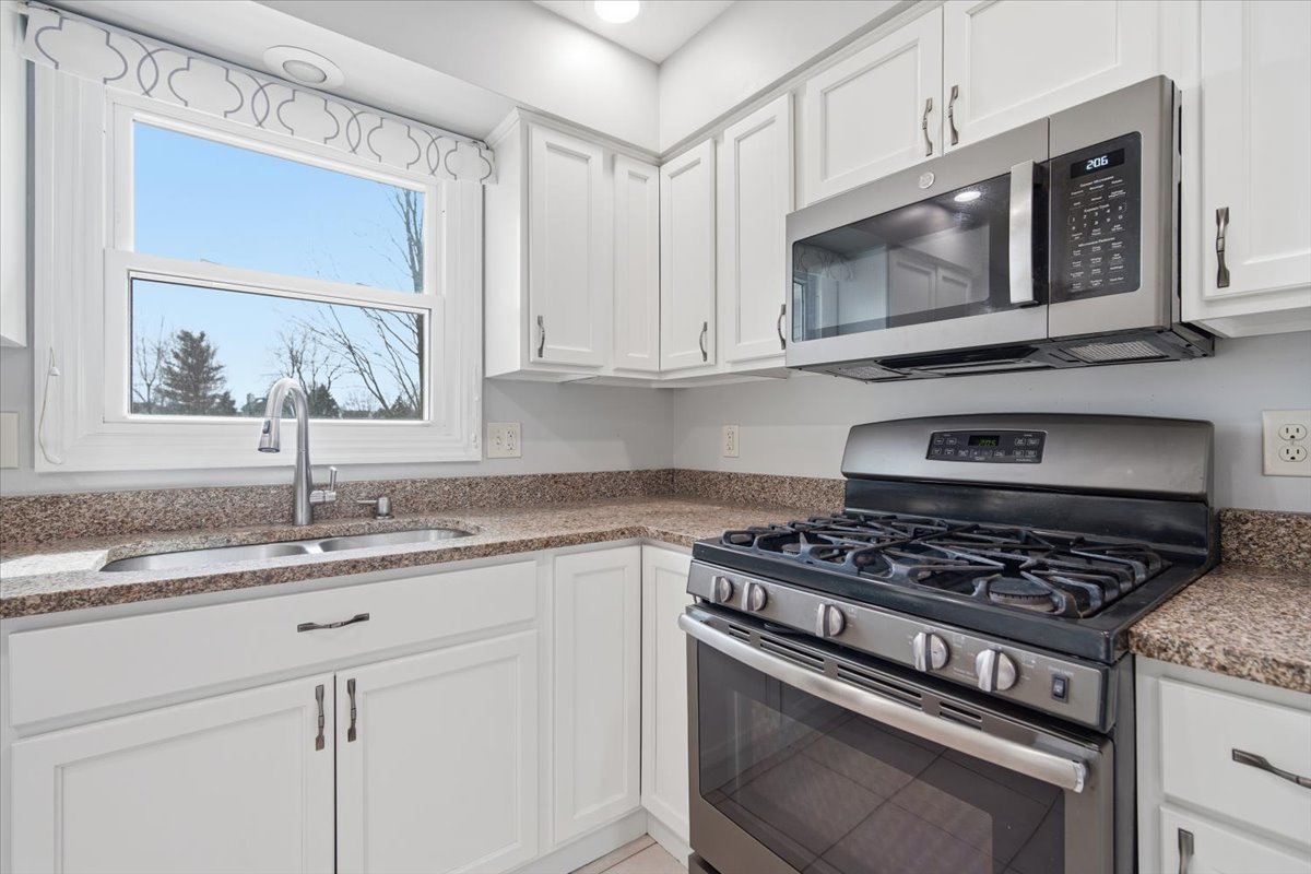 211 Lake Shore Circle, Bloomington, IL 61704