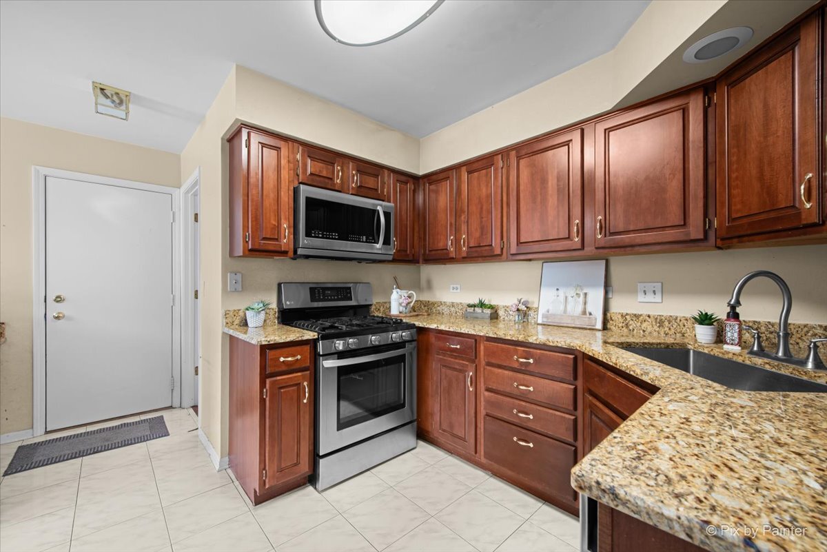 620 Stone Brook Court, Elk Grove Village, IL 60007