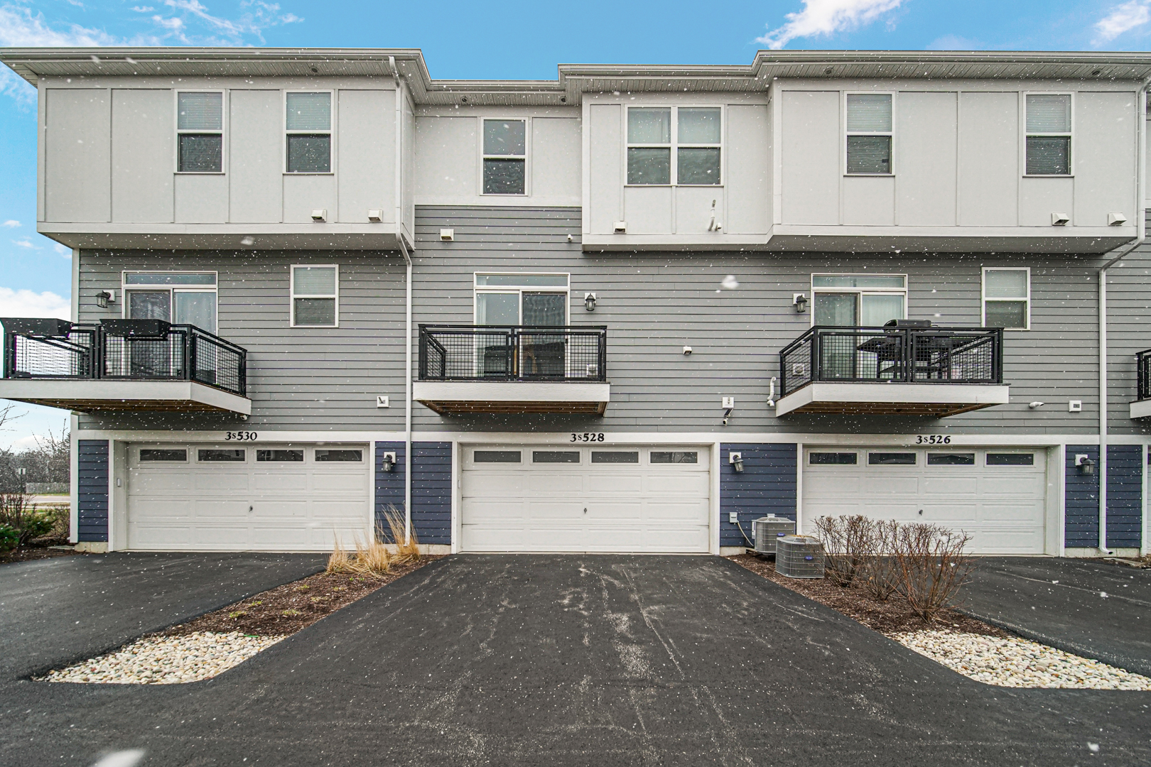 3S528 Cambridge Court #3S528, Warrenville, IL 60555