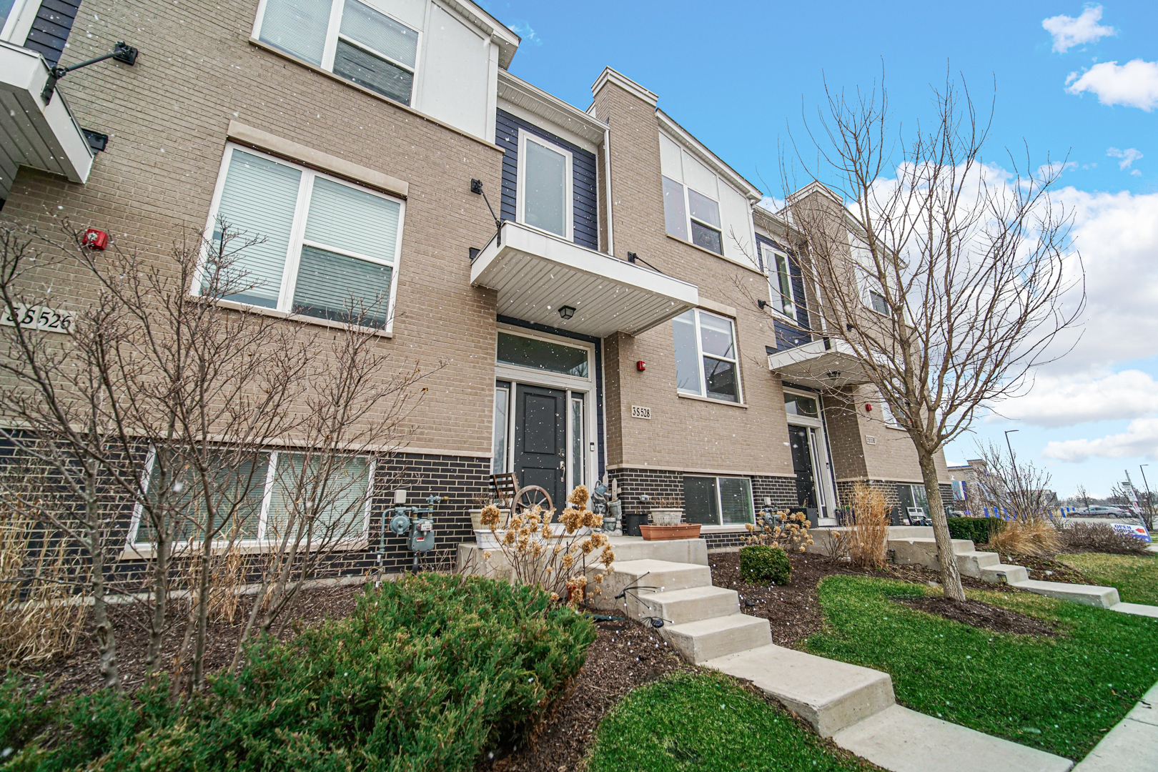 3S528 Cambridge Court #3S528, Warrenville, IL 60555