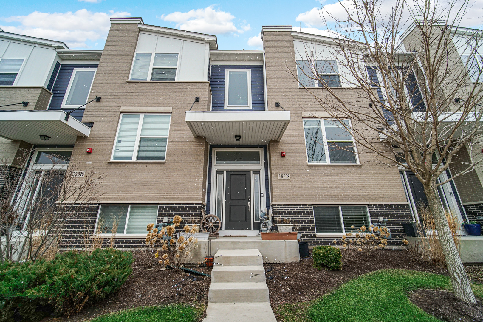 3S528 Cambridge Court #3S528, Warrenville, IL 60555