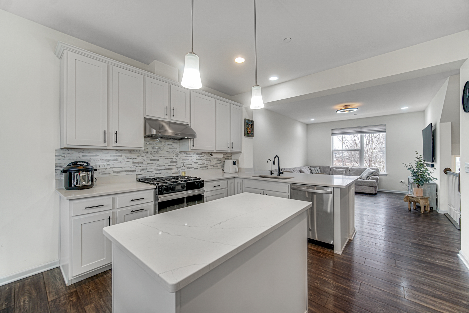 3S528 Cambridge Court #3S528, Warrenville, IL 60555