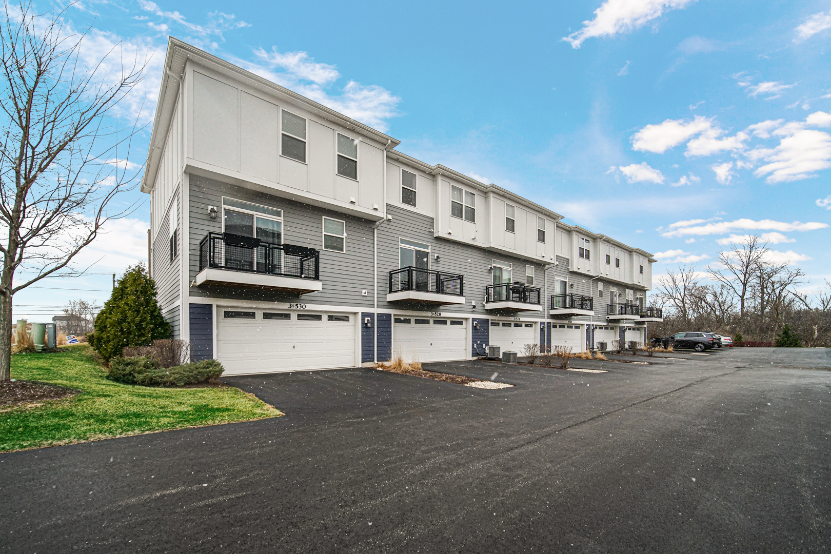 3S528 Cambridge Court #3S528, Warrenville, IL 60555