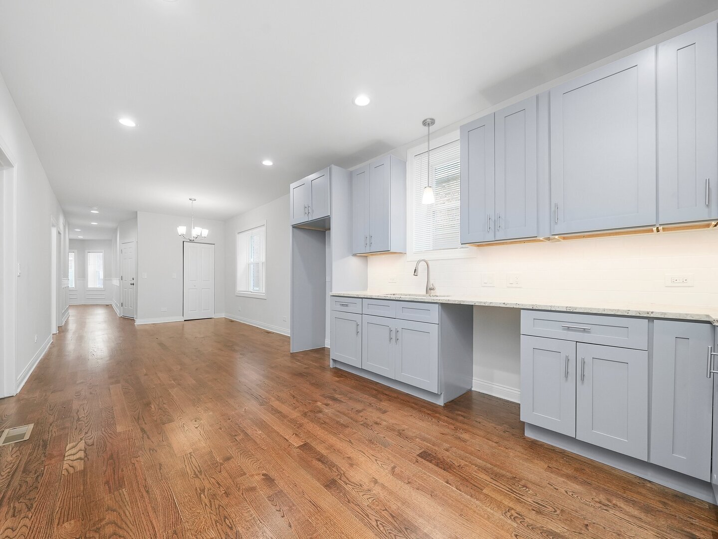 8722 S Kingston Avenue, Chicago, IL 60617