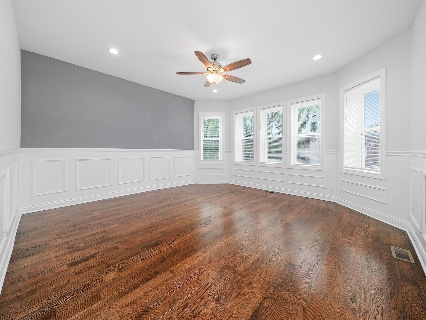 8722 S Kingston Avenue, Chicago, IL 60617