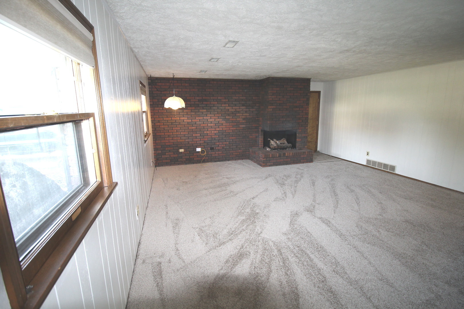 221 Mays Drive, Bloomington, IL 61701