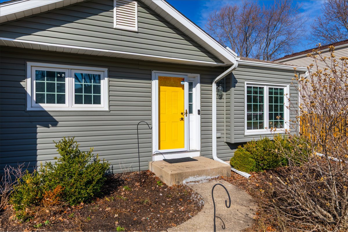 2725 Springdale Circle, Naperville, IL 60564